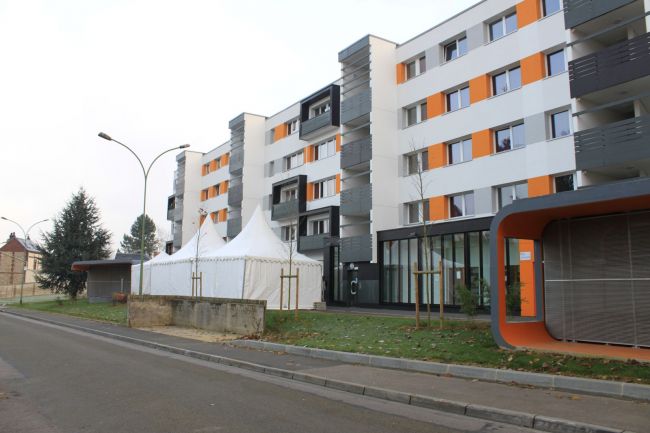 Montage d'une tente pour une réception devant un immeuble prés de Rouen